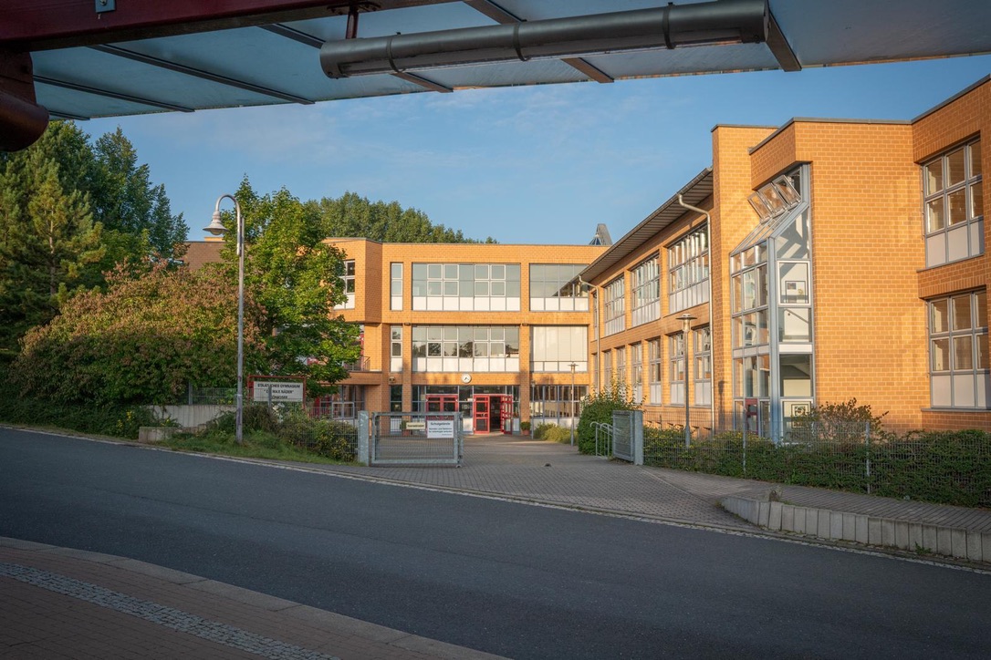 Sporthalle gegenüber der Schule
