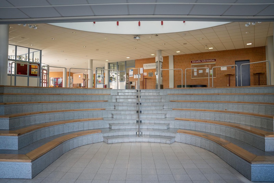 Bushaltestelle direkt vor der Schule